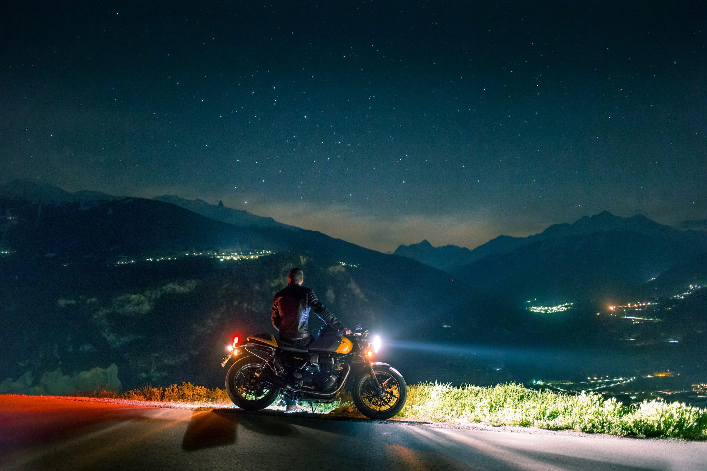 Motard sur une route — Minuit Midnight